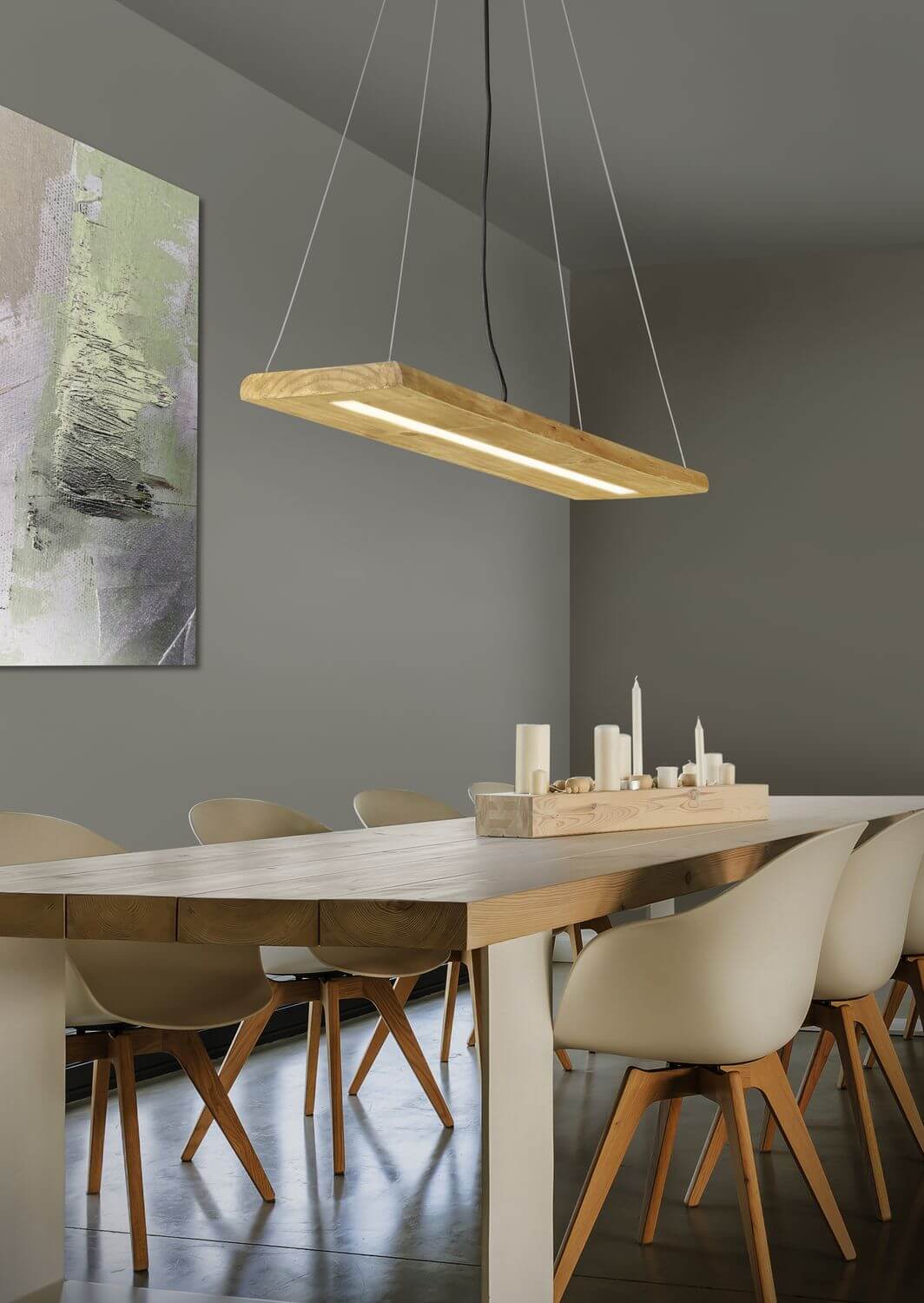 Vue rapprochée du luminaire en bois et de sa longue bande LED allumée.