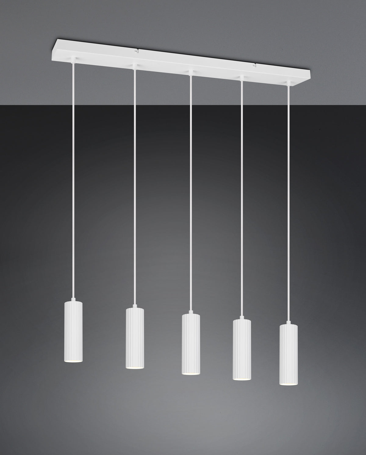 Vue d'ensemble du luminaire suspendu à cinq cylindres blancs sur fond gris foncé