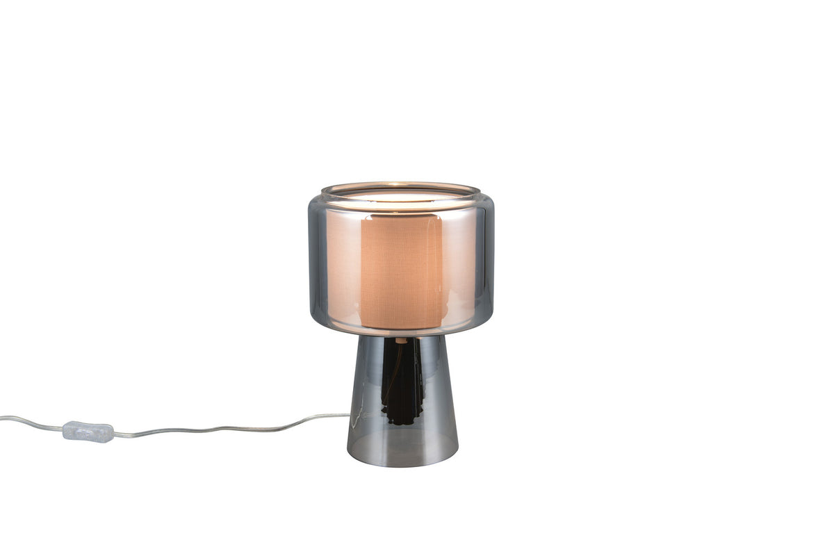 Vue rapprochée du luminaire, abat-jour cylindrique et base conique chromée