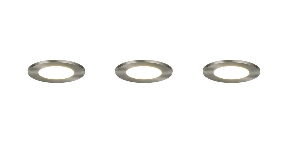 Trois spots encastrables de face, cerclage nickel satiné et diffuseur opalin éclairé sur fond blanc.