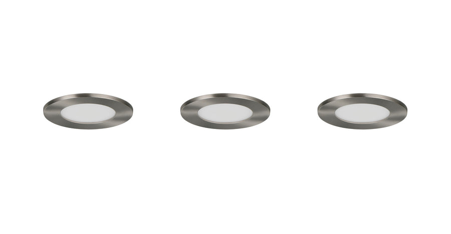 Trois spots encastrables ronds nickel satiné de face, éteints, sur fond blanc.
