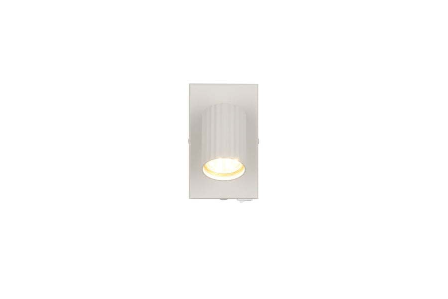 Vue frontale du spot blanc allumé diffusant une lumière chaude et enveloppante.