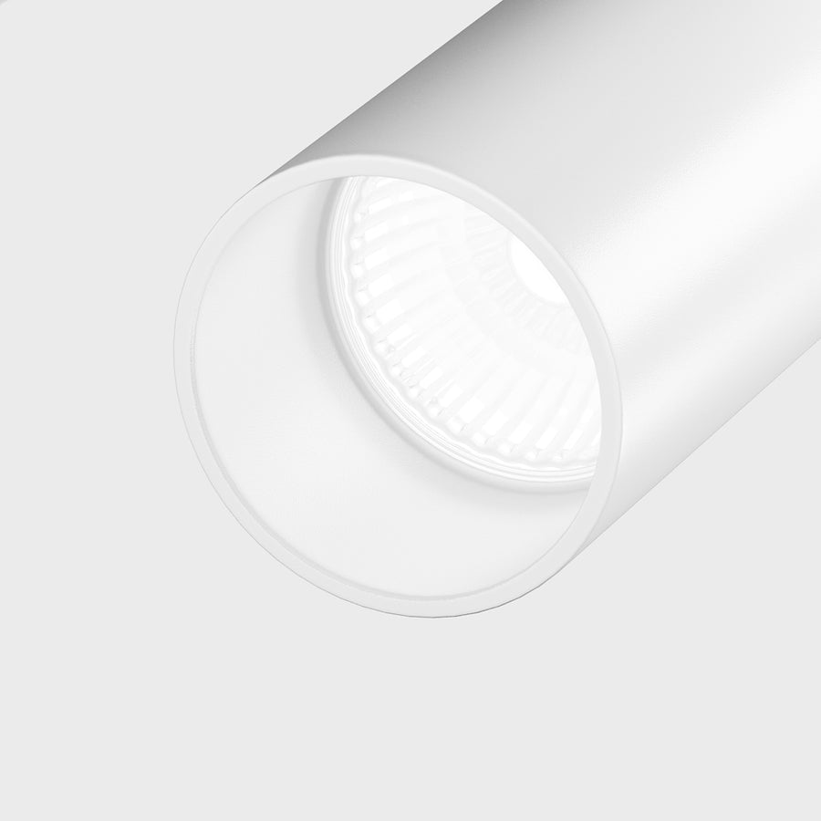 Détail rapproché de la sortie du projecteur blanc avec lentille interne striée