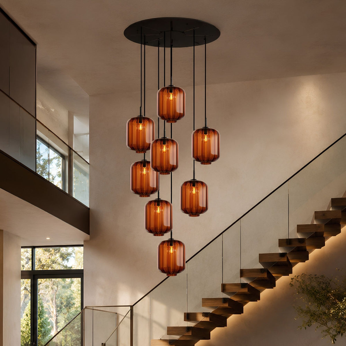 Suspension aux huit verres ambrés côtelés suspendus dans une cage d'escalier moderne.