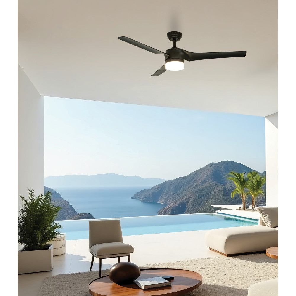 Ventilateur de plafond noir mat à éclairage LED intégré, dans un salon ouvert sur la mer.