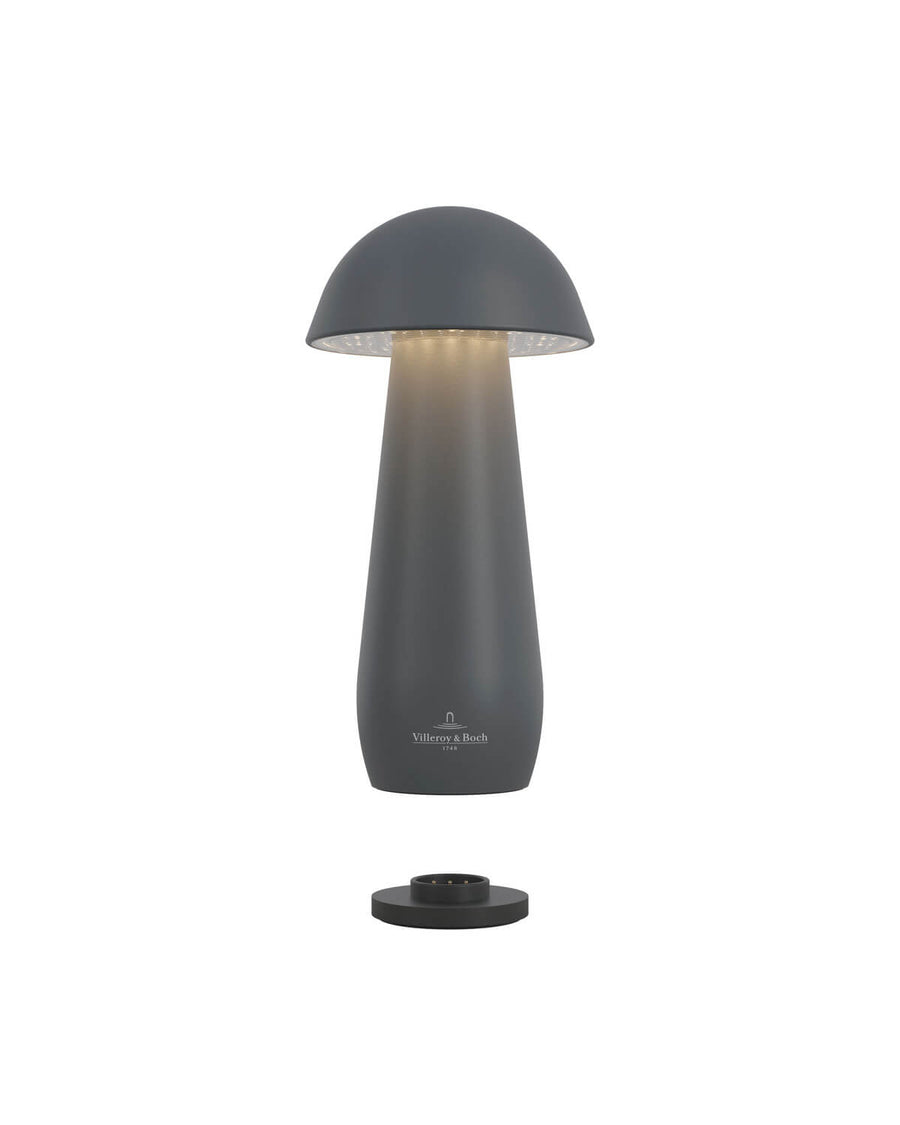 Lampe sans fil posée au-dessus de sa base de recharge circulaire noire