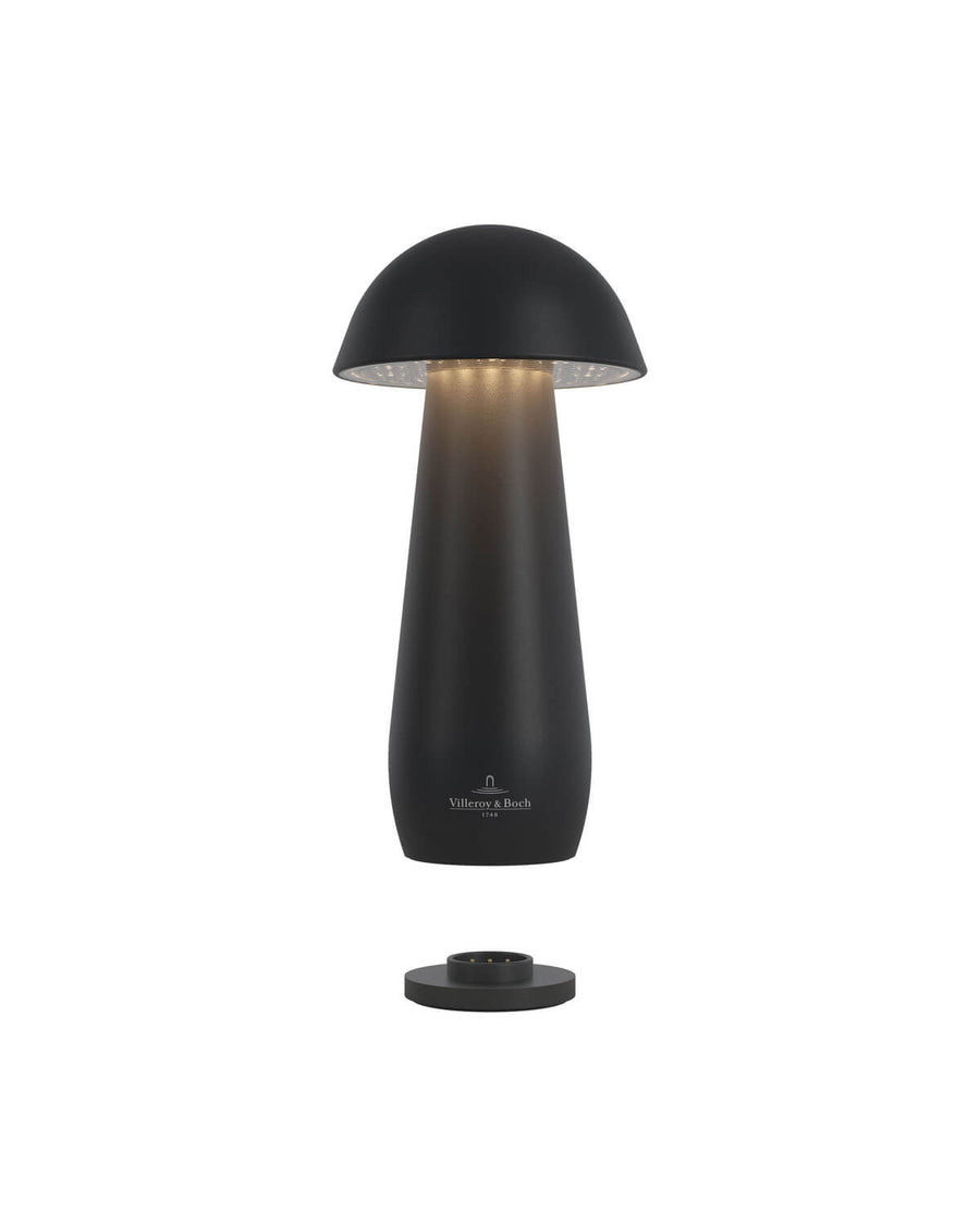 Lampe noire soulevée au-dessus de sa base, éclairage LED visible sous l'abat-jour.