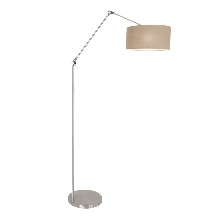 Même lampadaire éclairé, lumière chaude diffusée sous l’abat-jour en lin.
