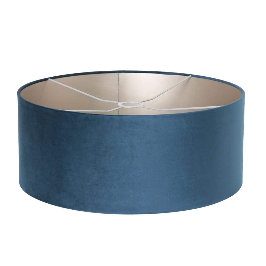 Abat-jour cylindrique en velours bleu, intérieur blanc avec structure métallique de fixation.