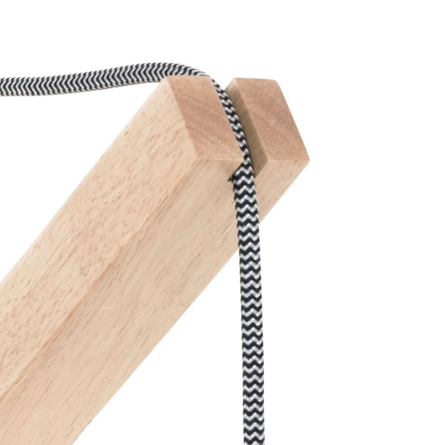 Détail du bras en bois clair et de la corde tressée passant dans l'encoche.