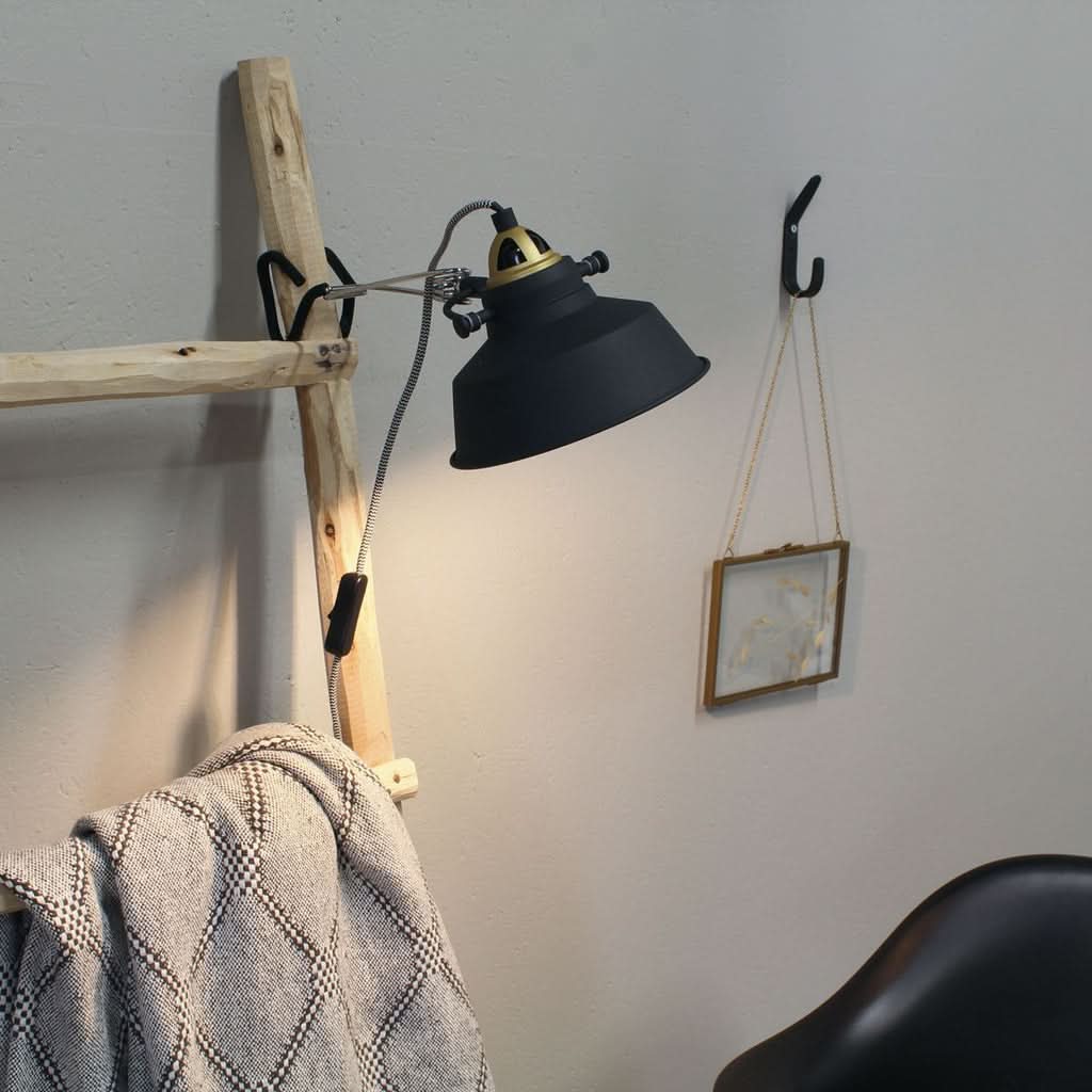 Mise en ambiance : lampe clipsée sur une échelle en bois, éclairant un mur blanc.