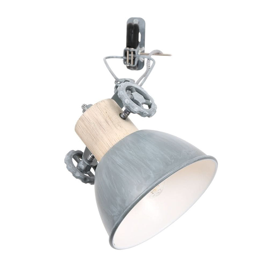 Vue rapprochée du luminaire orientable montrant l'intérieur blanc de l'abat-jour conique.