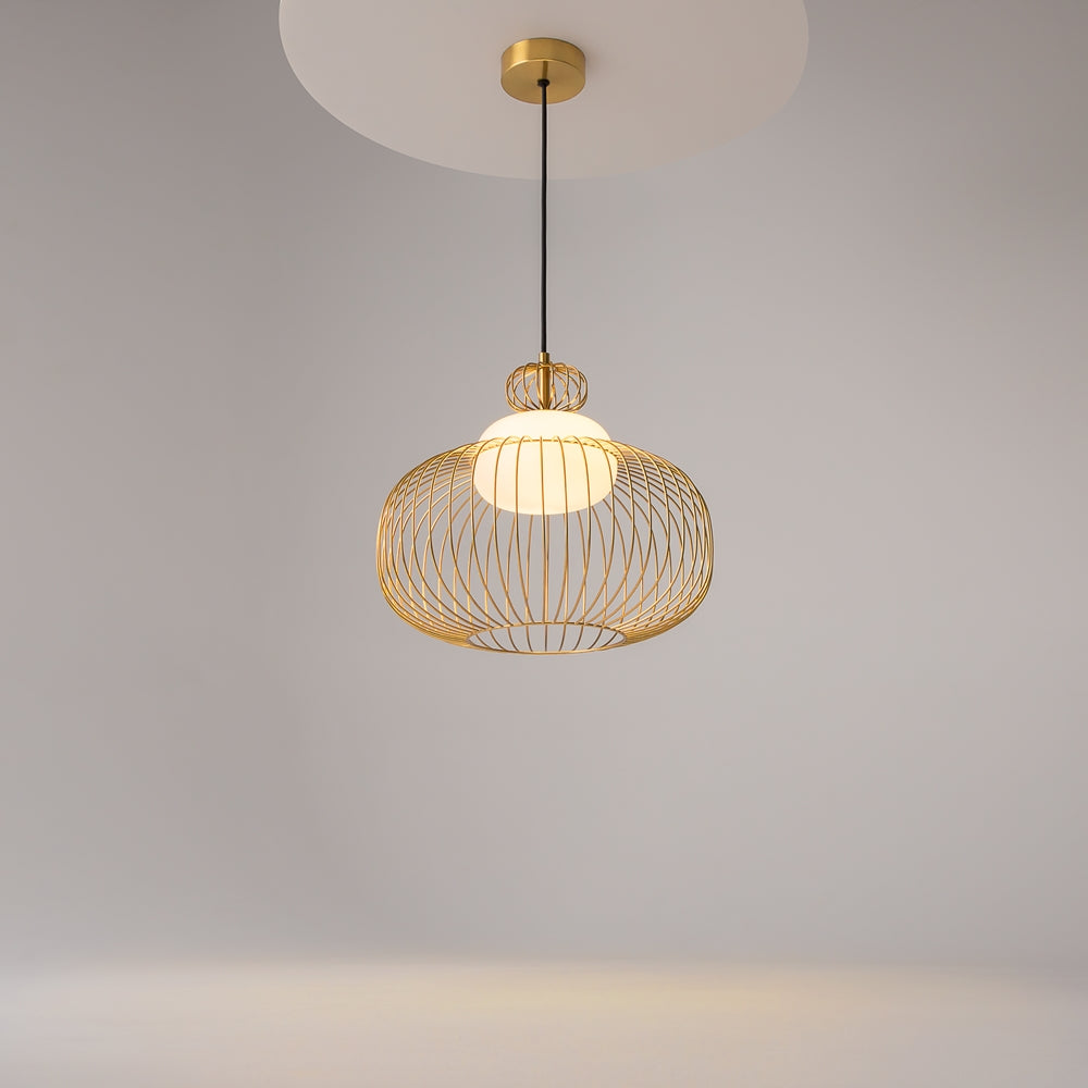 Luminaire allumé suspendu au plafond blanc, halo lumineux chaleureux