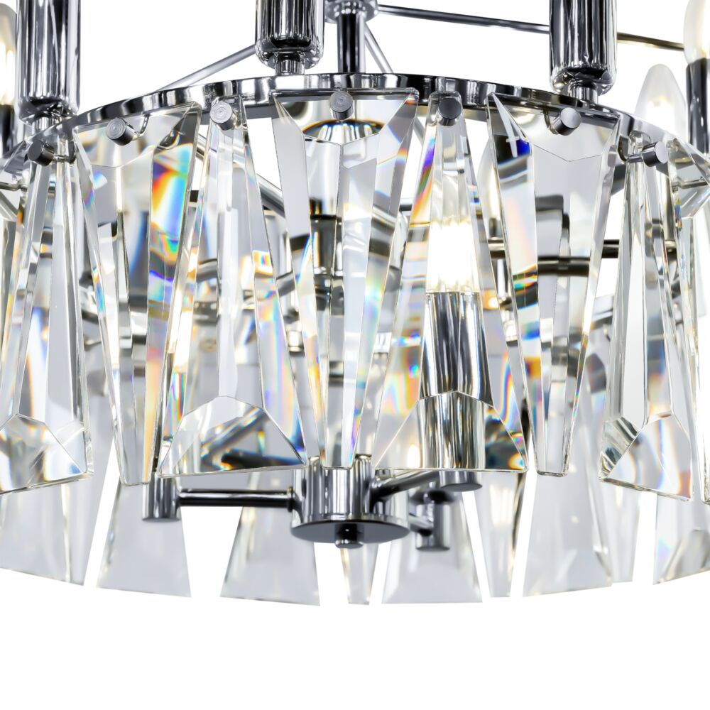 Gros plan sur les prismes de cristal vissés à l'armature chromée du luminaire
