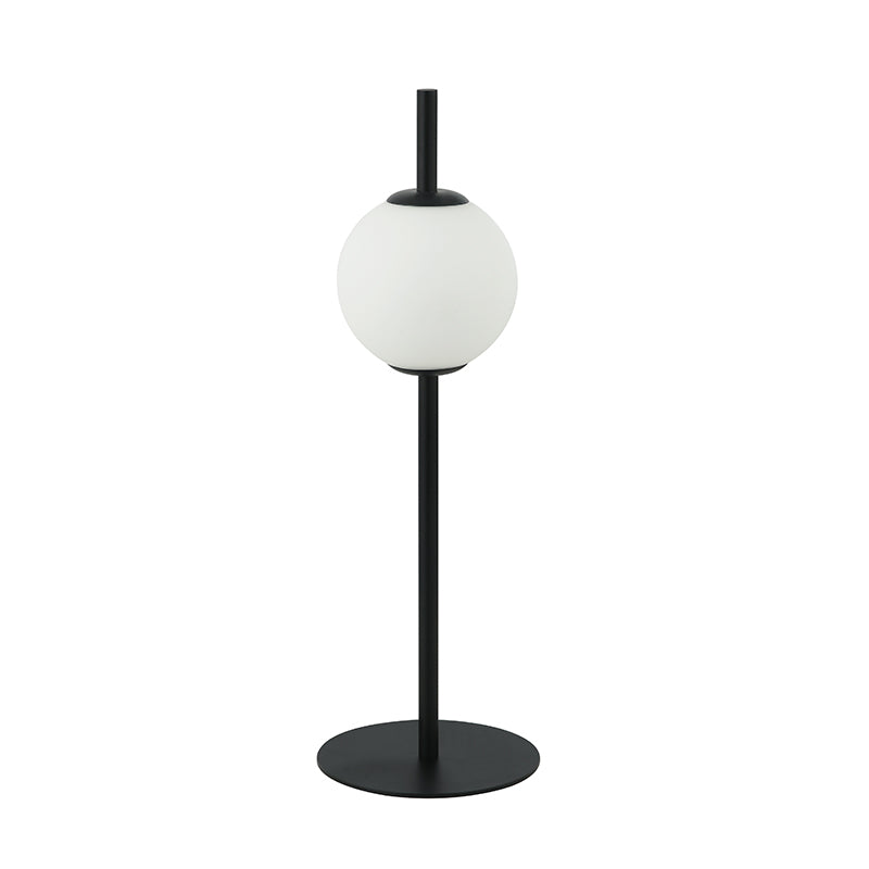 Vue de trois quarts du luminaire, tige fine et socle rond noir, globe opalin allumé