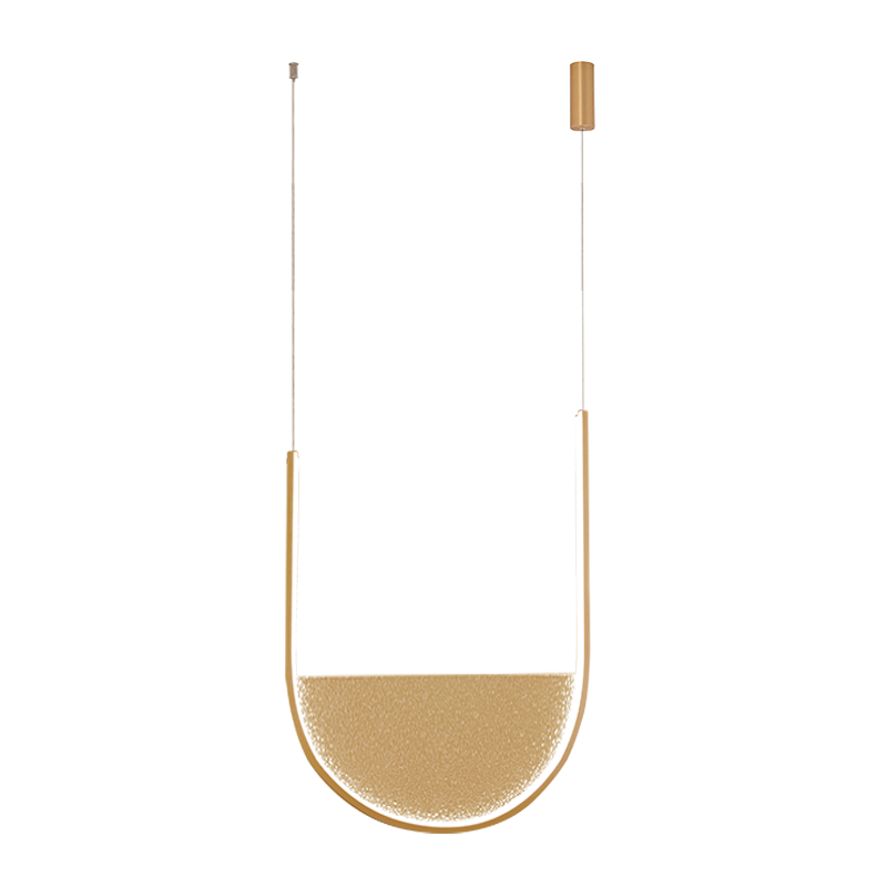 Vue rapprochée du luminaire doré montrant le câble et le crochet de fixation