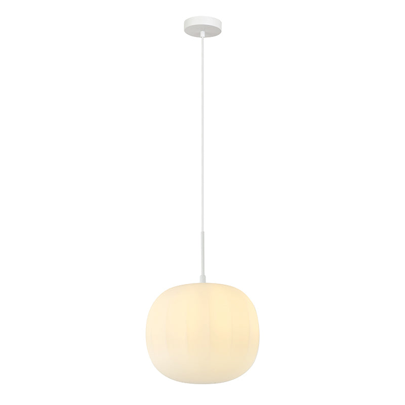 Vue de face du luminaire, diffuseur rond allumé et rosace de plafond blanche