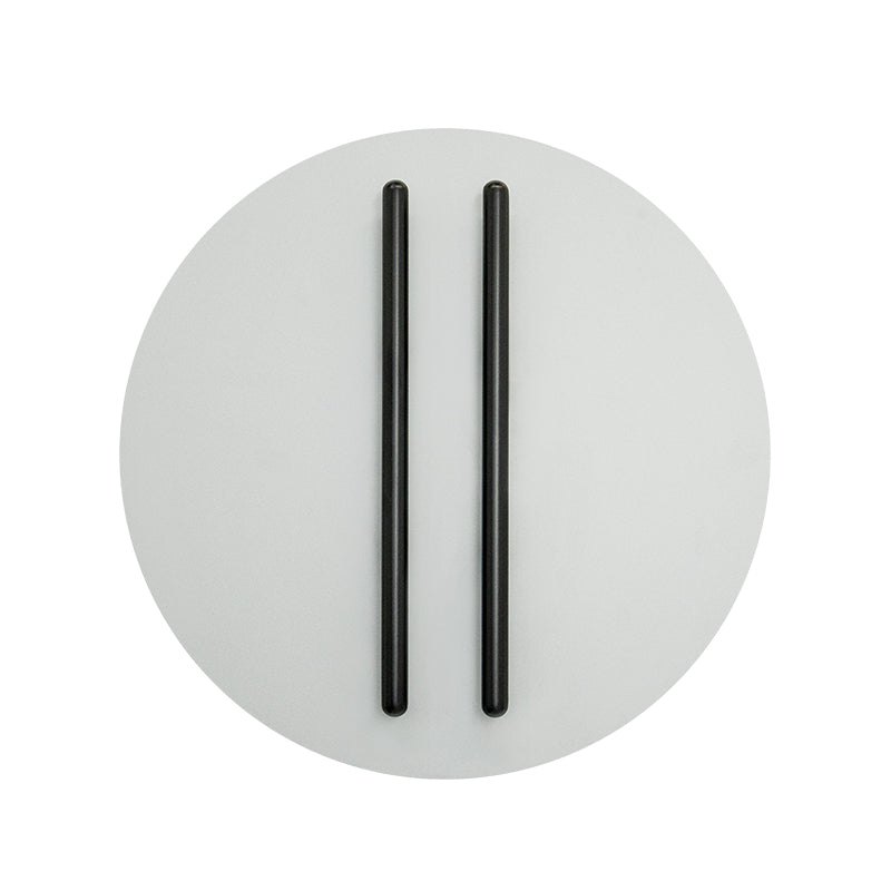 Vue rapprochée de face du disque gris sable et de ses deux diffuseurs noirs