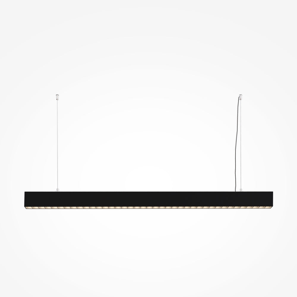 Luminaire suspendu noir en longue barre rectangulaire, vue de face sur fond blanc