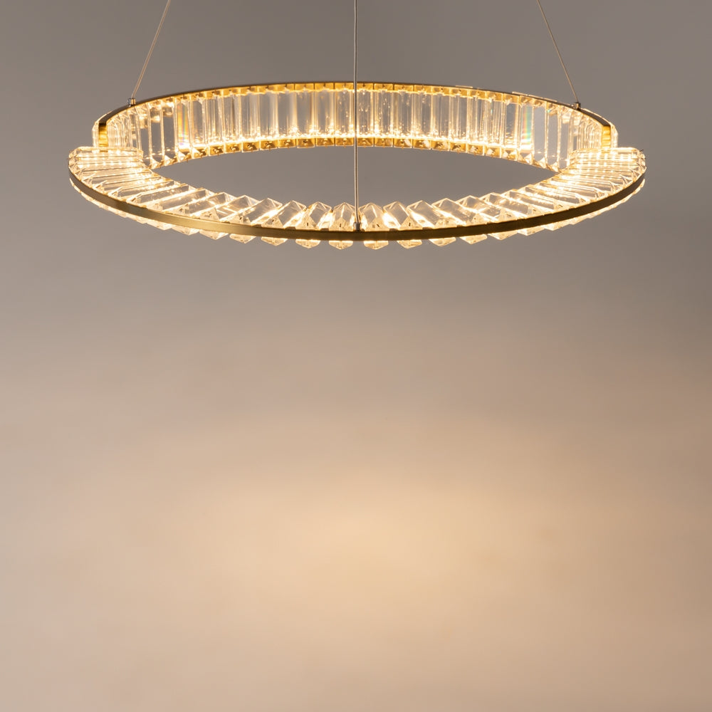 Gros plan sur l'anneau lumineux vu de dessous avec reflets dorés.