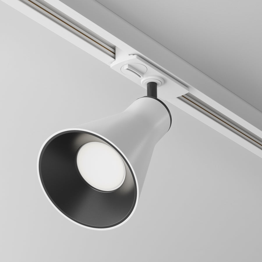 Spot blanc sur rail blanc, vue rapprochée montrant l'intérieur sombre