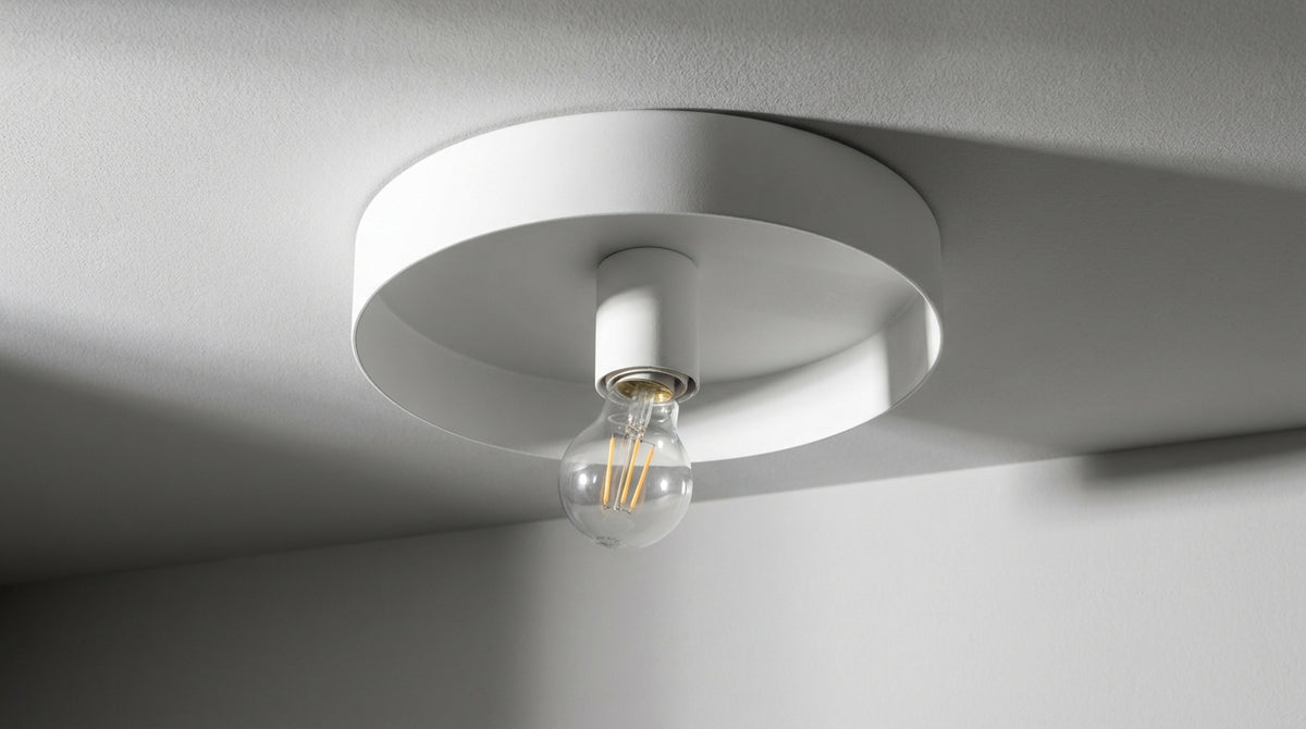 Changer une ampoule au plafond : le bon culot, le geste juste