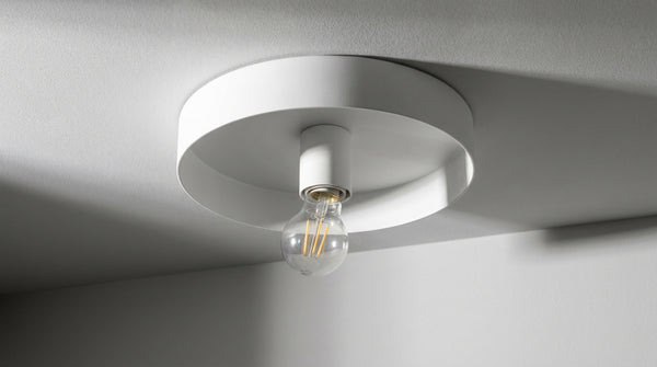 Changer une ampoule au plafond : le bon culot, le geste juste