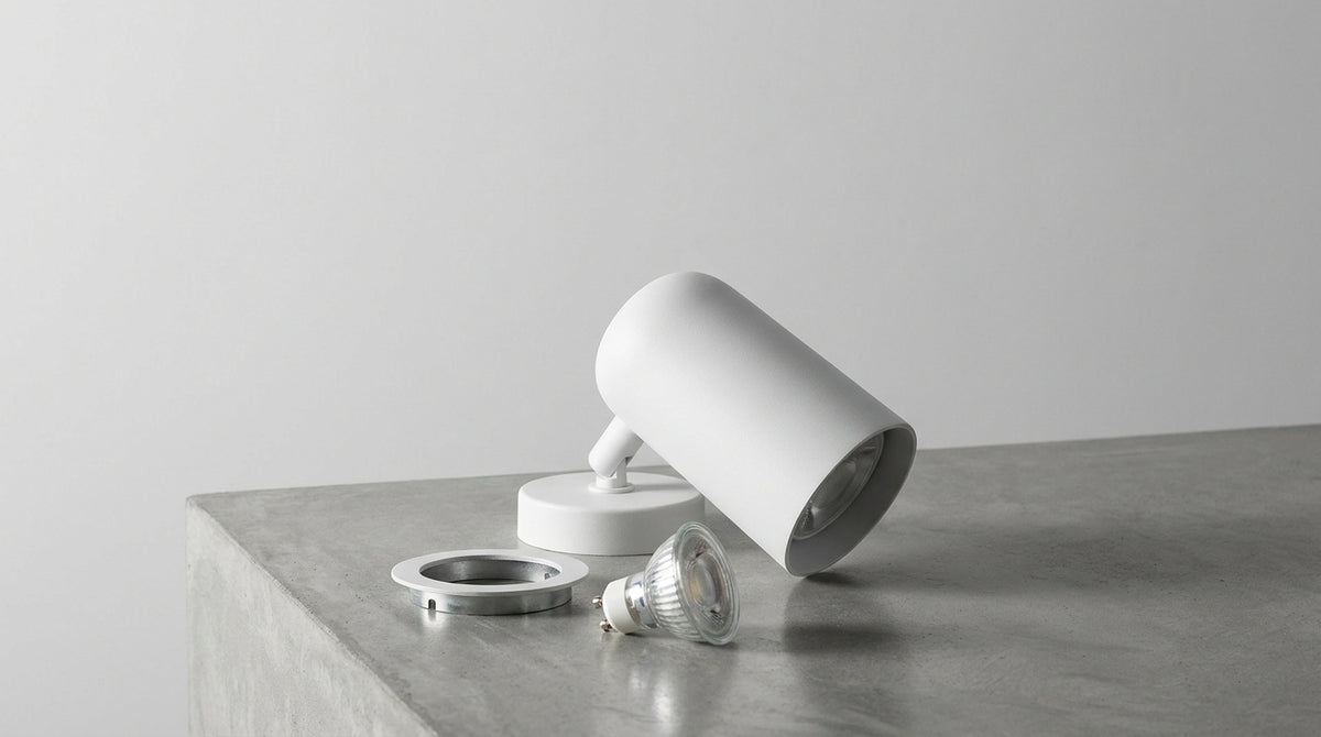 Changer l'ampoule d'un spot orientable : la méthode juste