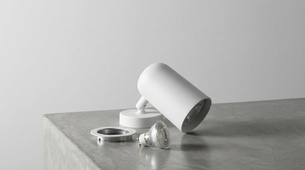 Changer l'ampoule d'un spot orientable : la méthode juste