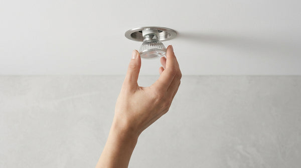 Changer l'ampoule d'un spot encastrable sans clips : le guide