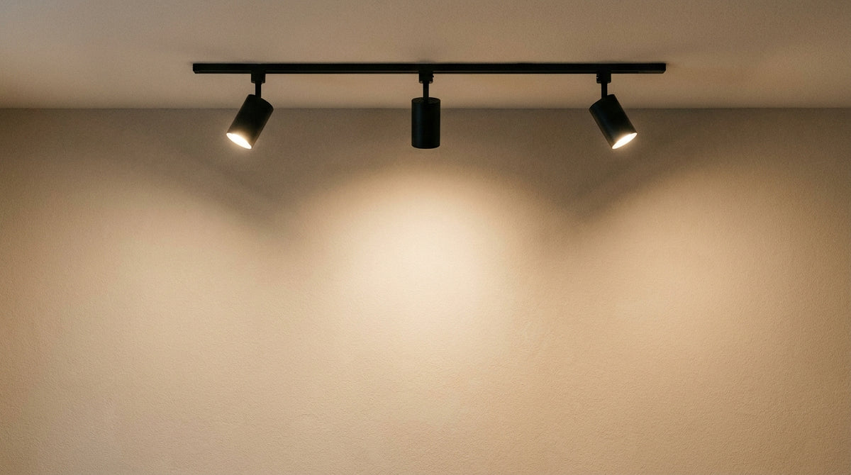 Changer une ampoule LED sur une rampe : le geste juste