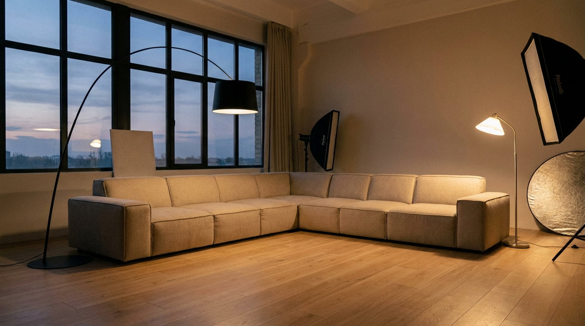 Éclairage d'un salon XXL : lampes sur pied et grands volumes