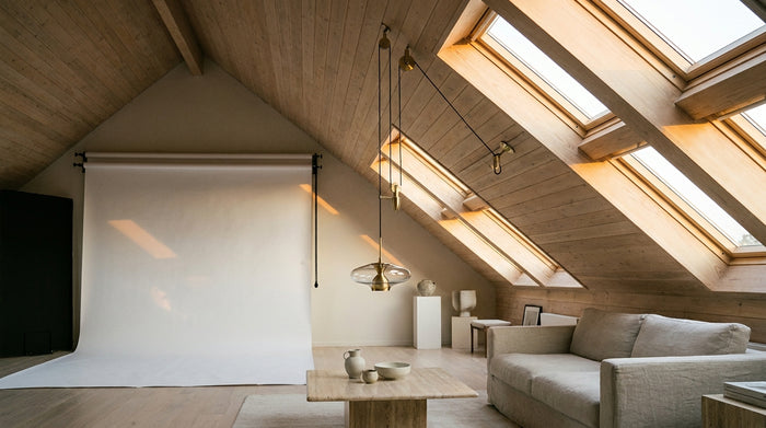 Luminaire sous plafond en pente : le suspendre bien droit
