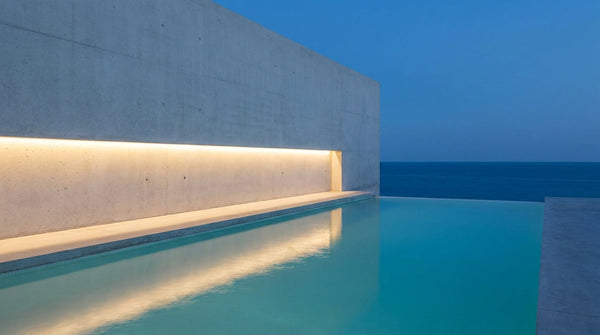 Projecteur de piscine halogène : passer à la LED sans vidanger