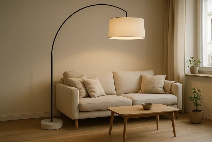 Lampadaire arc design salon scandinave selon la superficie