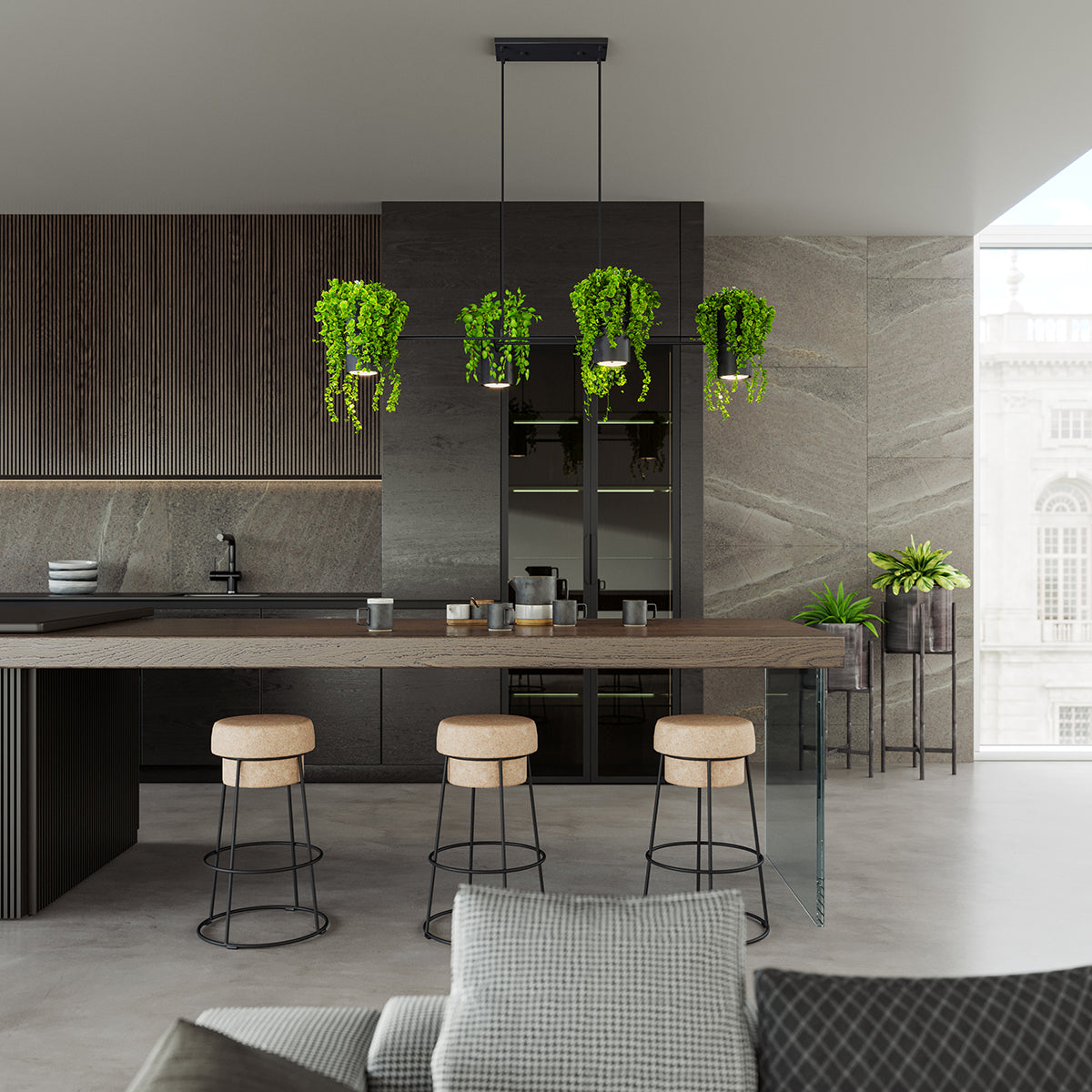 Mise en ambiance cuisine moderne, quatre suspensions noires éclairées au-dessus d'un îlot en bois.