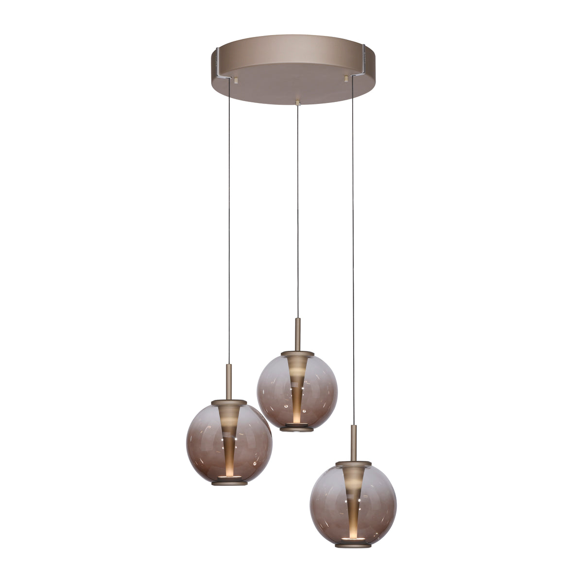Vue de face du luminaire sur fond blanc, trois globes en quinconce
