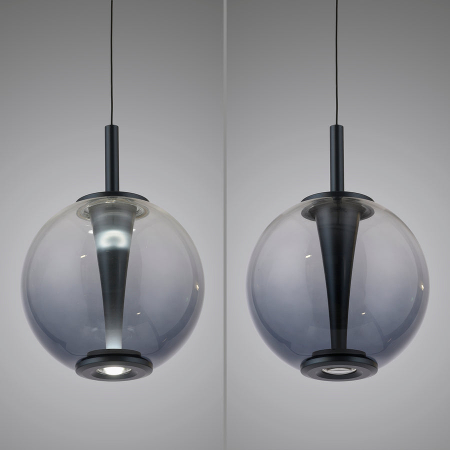 Détail rapproché du globe en verre fumé et du cône métallique éclairé.