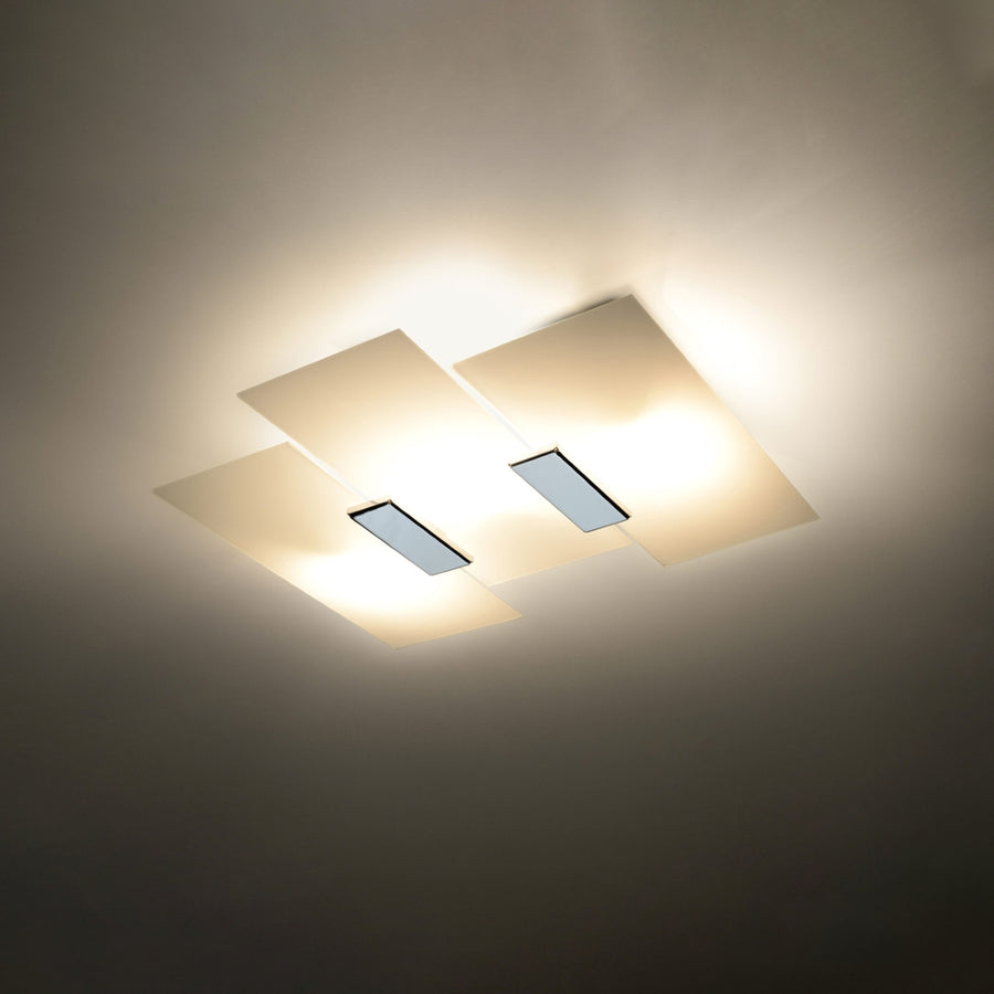 Luminaire allumé au plafond diffusant une lumière chaude dans une pièce sombre