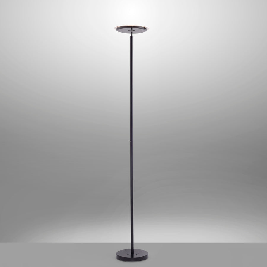 Lampadaire allumé éclairant le plafond, halo lumineux sur fond gris.