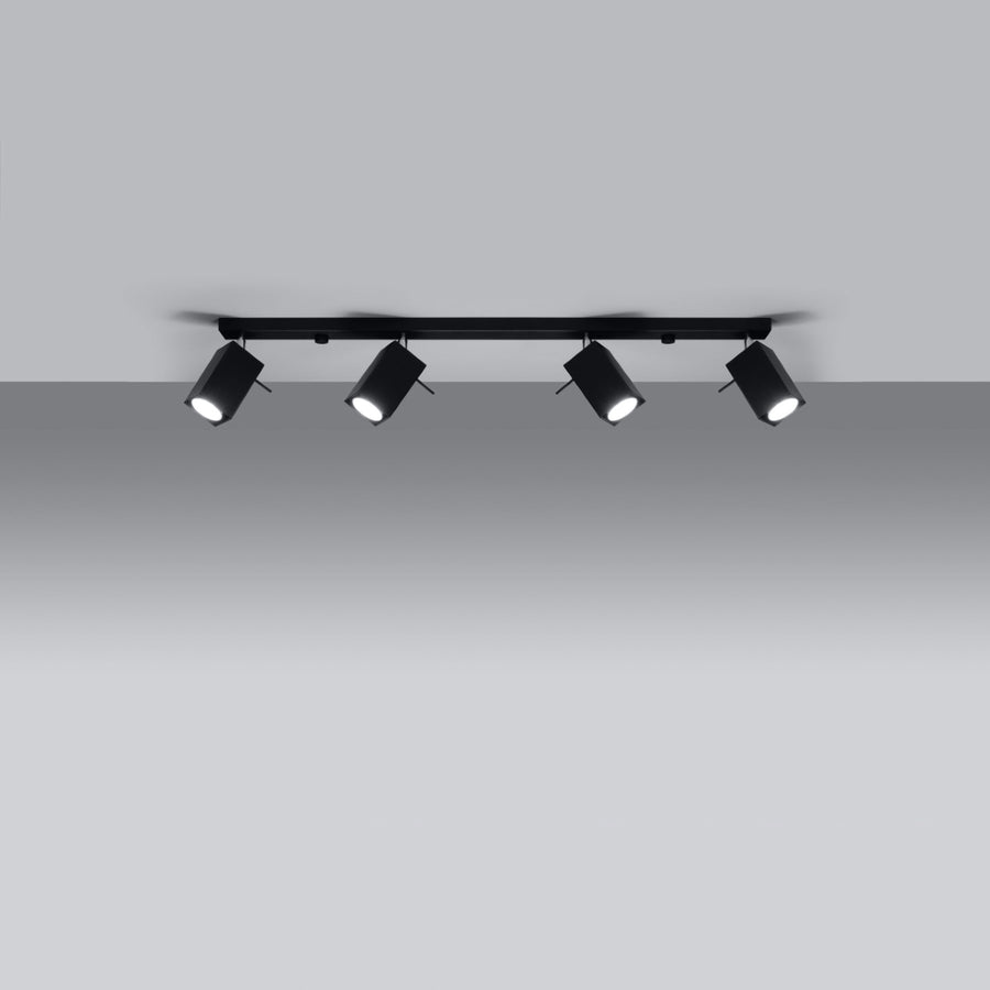 Luminaire allumé fixé au plafond, quatre spots noirs orientés vers le bas.