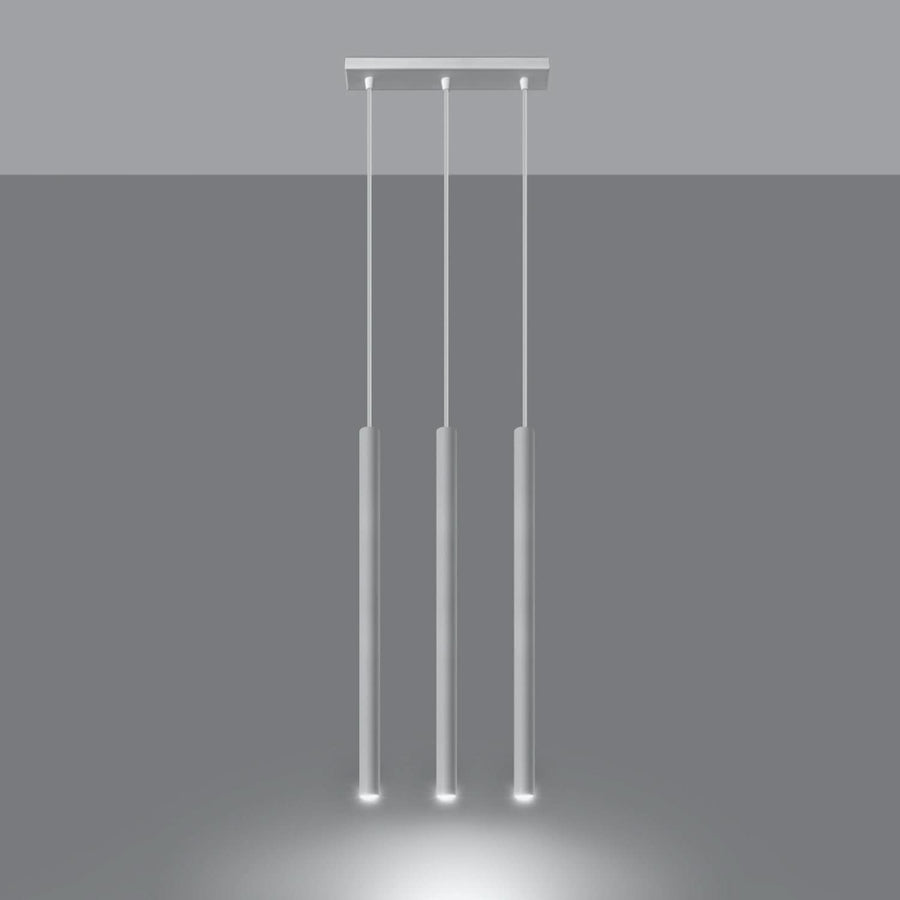 Luminaire suspendu blanc allumé, diffusant une lumière chaude au bas des tubes.