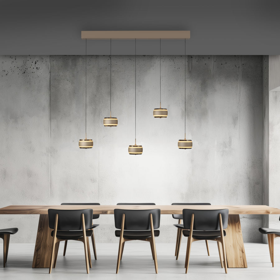 Mise en ambiance au-dessus d'une table à manger devant un mur béton