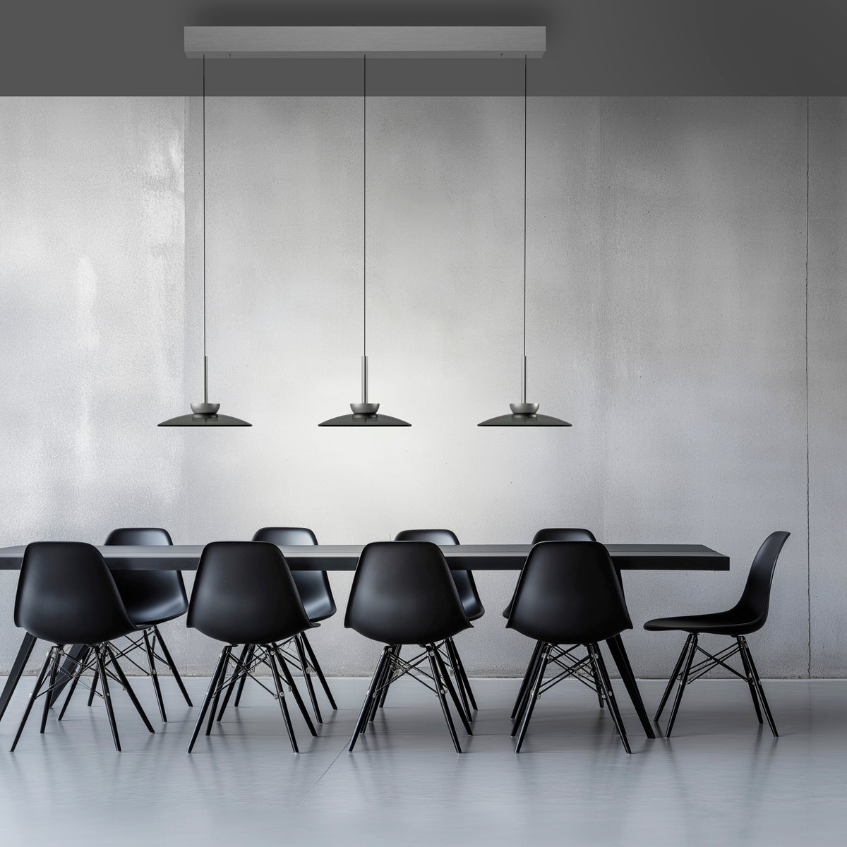 Mise en ambiance au-dessus d'une table de salle à manger avec chaises noires