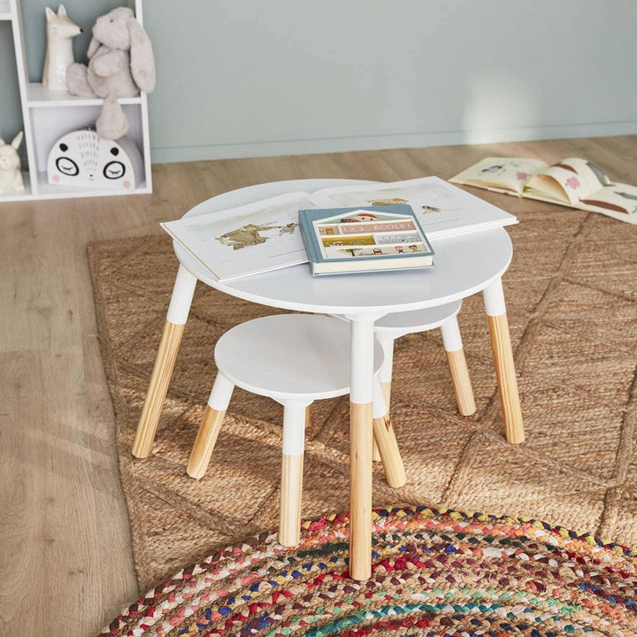 Alice'S Home - Table Ronde Pour Enfants. Deux Tabourets Tobias - Pin Et MDF - Ø55 X H43CM | Designix - Amazon    - https://designix.fr/