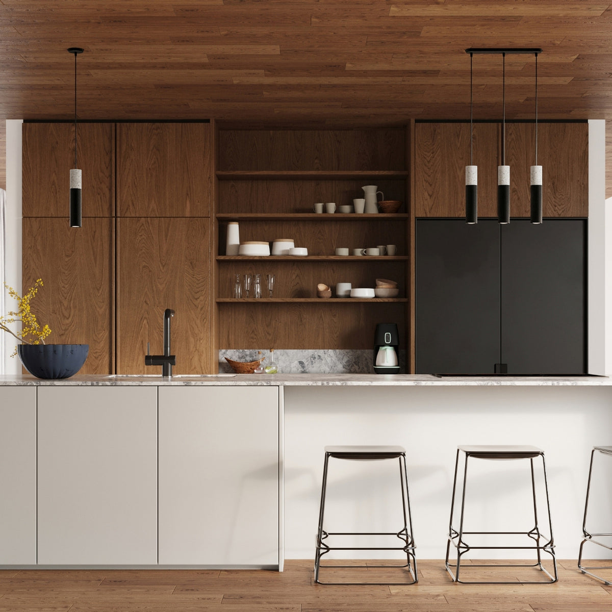 Mise en situation dans une cuisine en bois avec plusieurs suspensions alignées.