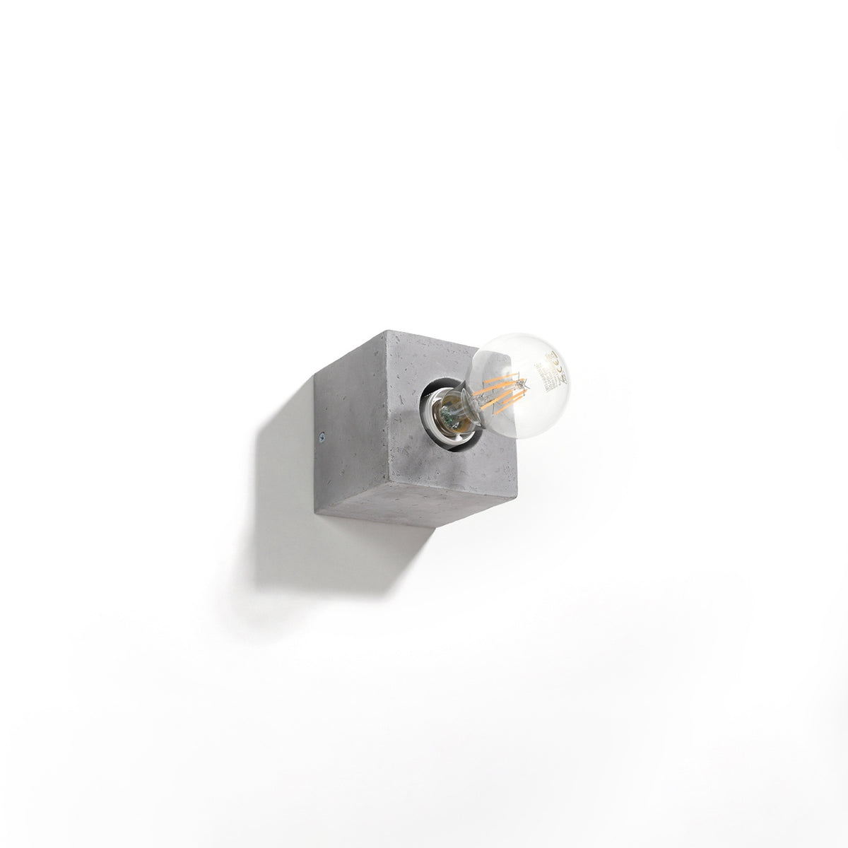 Même applique béton présentée de face sur fond blanc, ombre portée nette