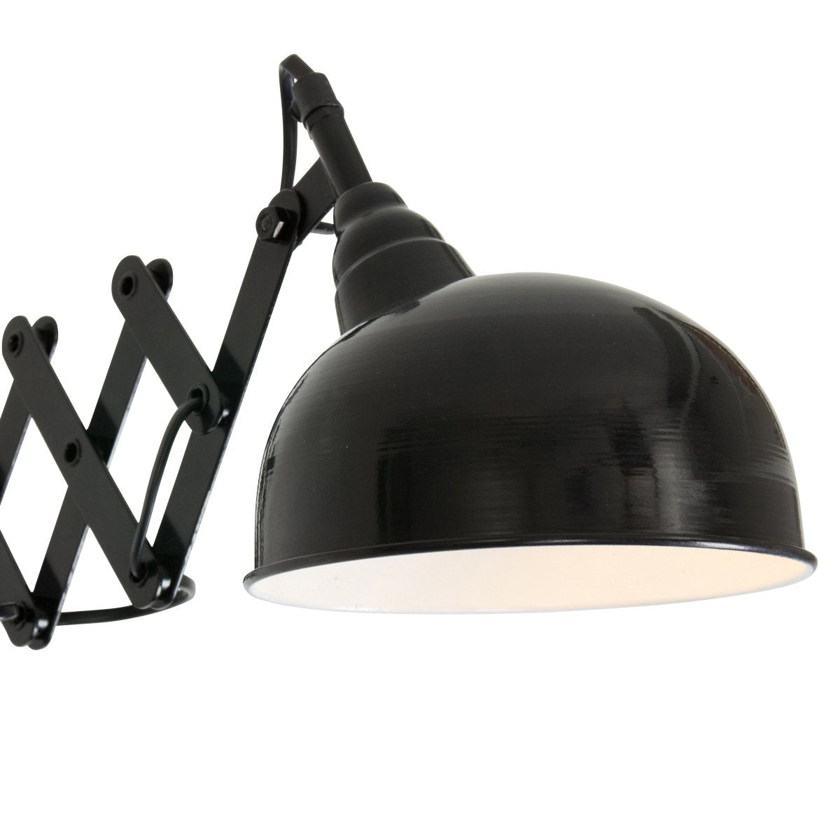 Détail de l'abat-jour bombé noir et de l'articulation du bras