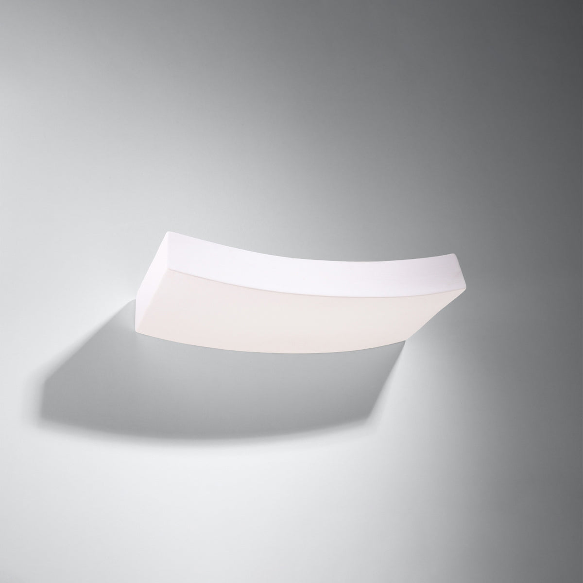 Même applique présentée de biais sur fond gris, ombre portée douce sous le diffuseur