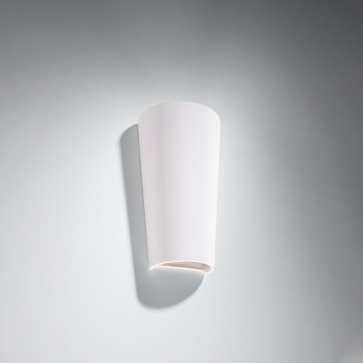 Vue de trois quart du luminaire blanc avec ombre portée sur fond gris clair